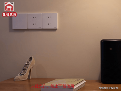 匠程粉饰的工人仪校准0.3毫米的柜体裂缝；Y公司