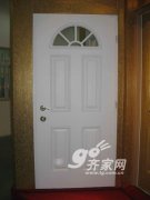 用手抚摩门的边框、面板、拐